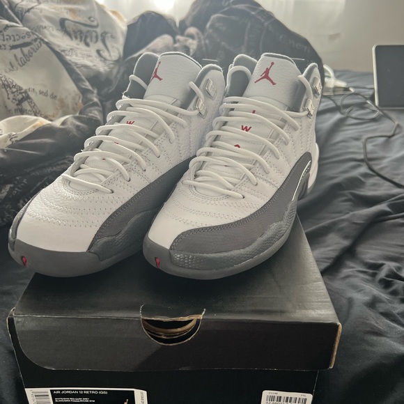 Jordan Retro 12 White/ Dark Grey/ Gym Red - Picture 3 of 4